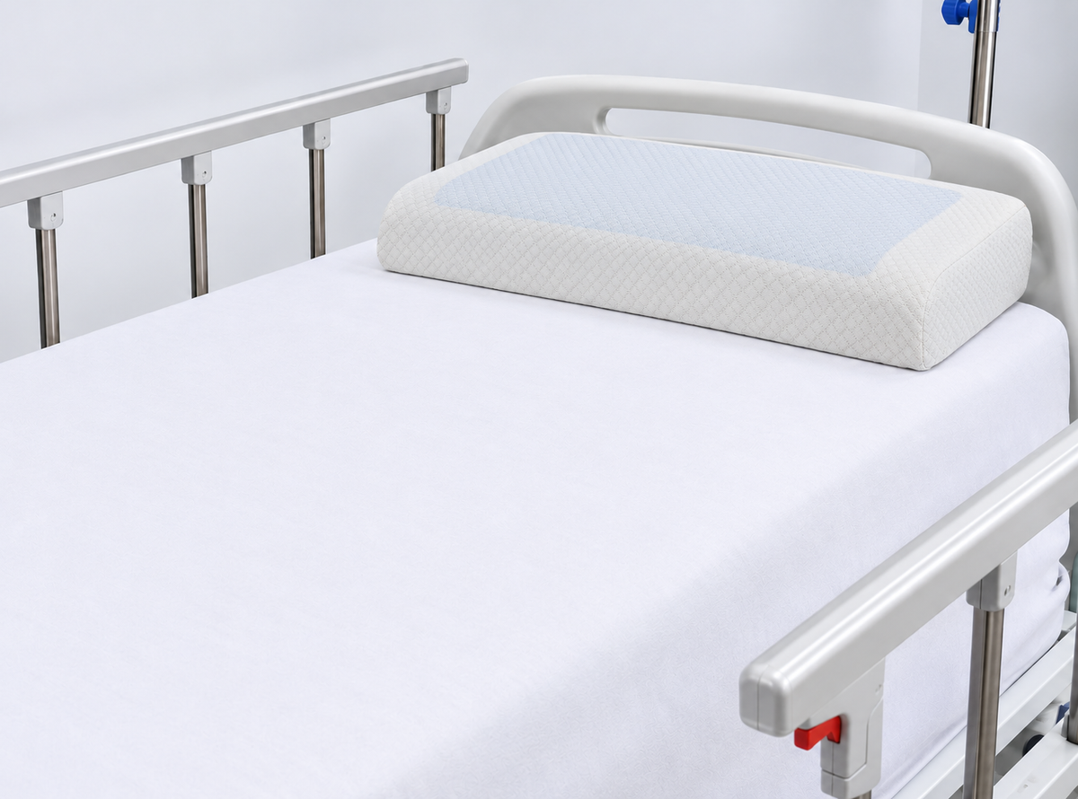 Almohada cervical ergonómica en gel Home Care Technology sobre cama hospitalaria Imagen principal del producto