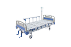 Cama hospitalaria manual CM317 de Home Care Technology, estructura metálica con ruedas y control manual para cuidados médicos.