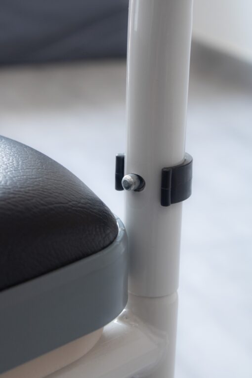 Silla sanitaria con asiento blando FS693
