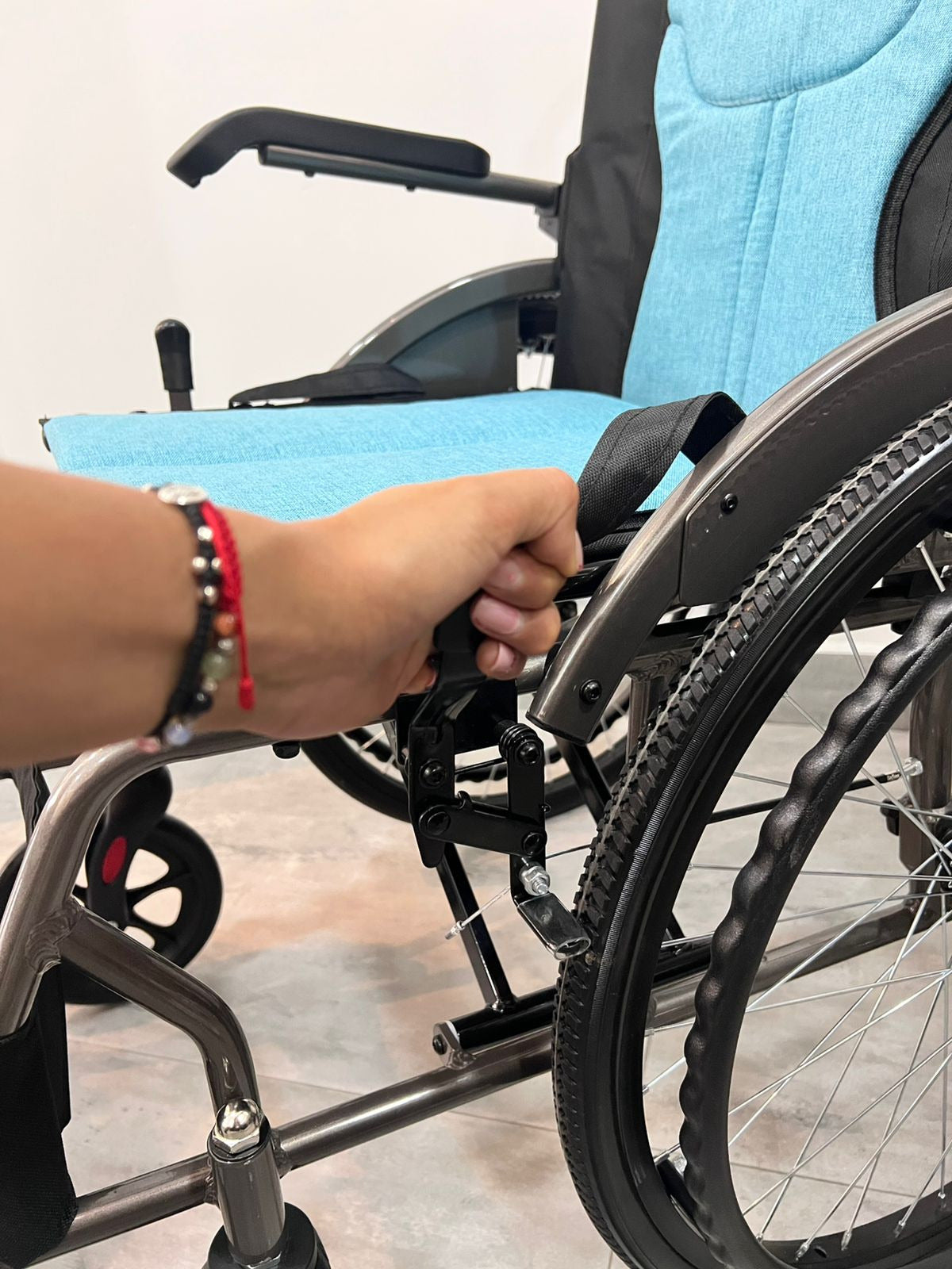 Silla de ruedas en aluminio liviana y pin de desmonte FS910