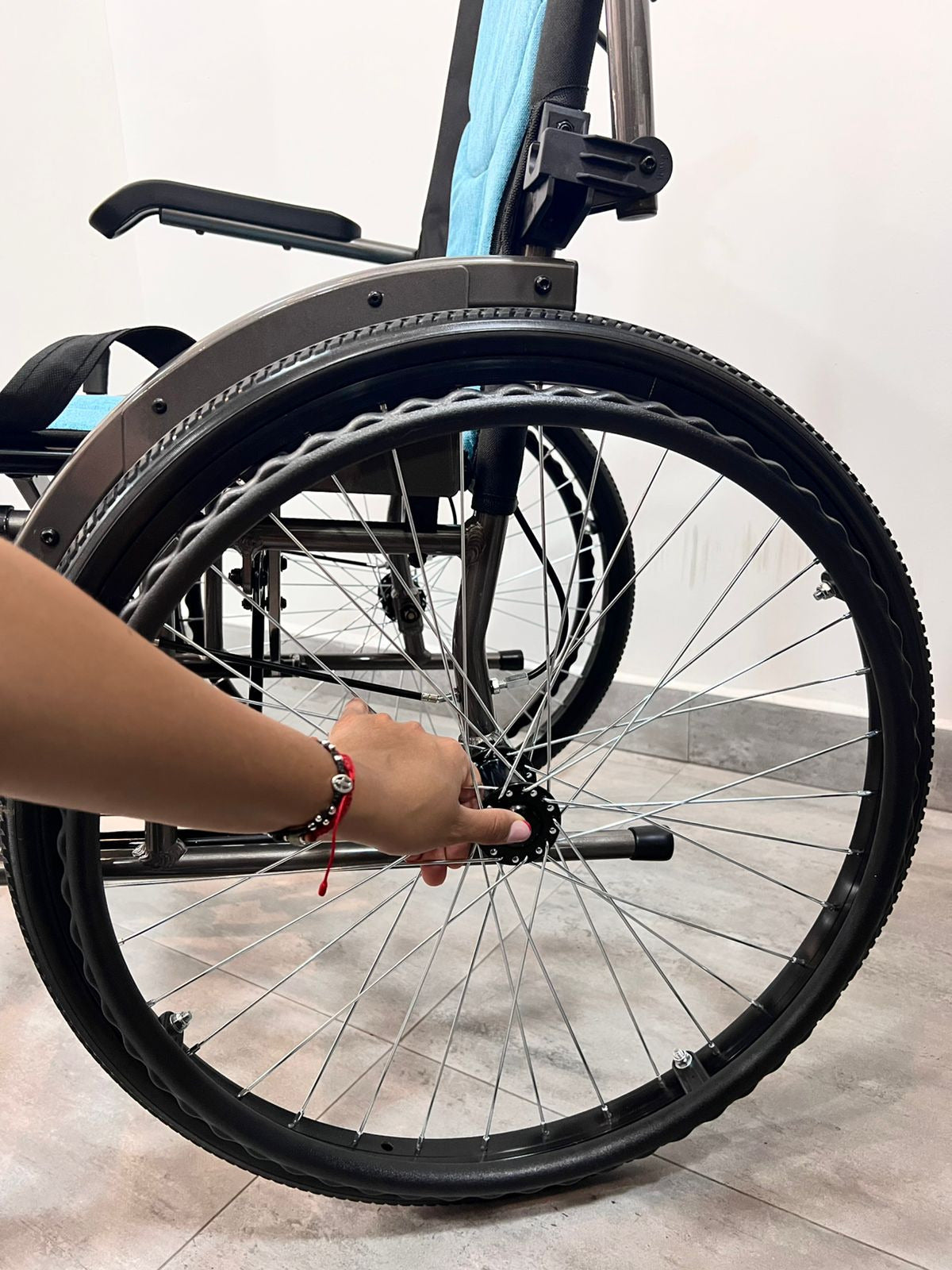 Silla de ruedas en aluminio liviana y pin de desmonte FS910