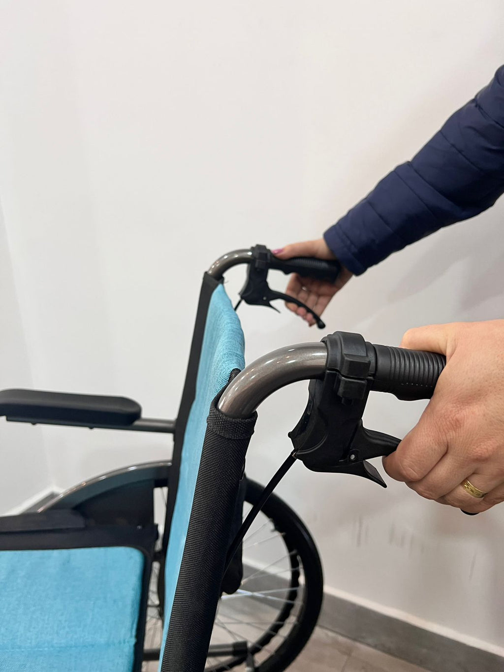 Silla de ruedas en aluminio liviana y pin de desmonte FS910