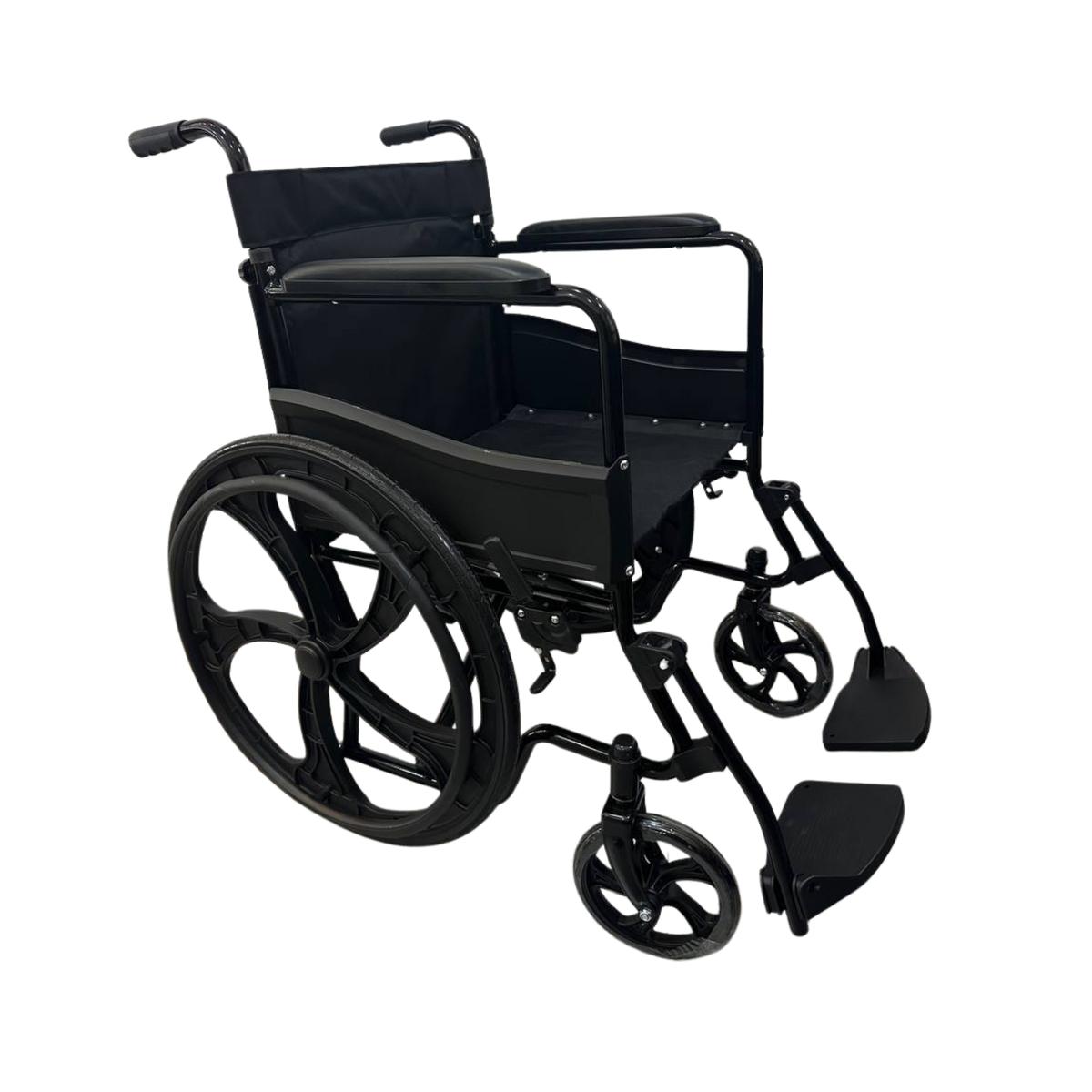 Silla de ruedas estándar FT520P de Home Care Technology con marco negro y asiento acolchado, vista lateral.