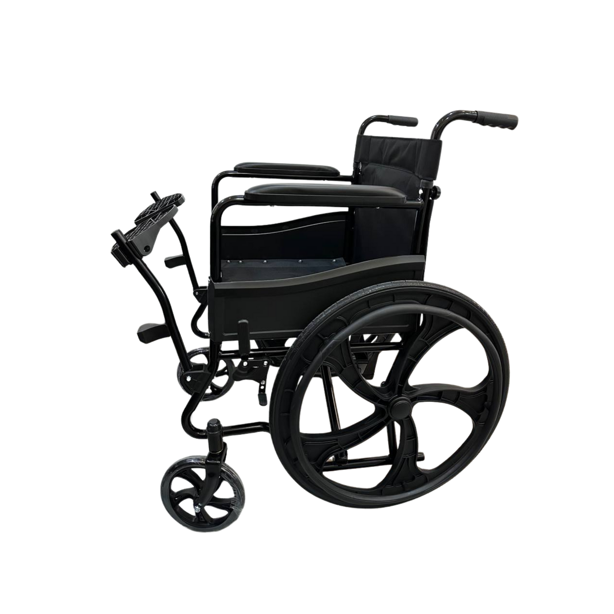 Silla de ruedas estándar Home Care Technology FT520P con marco negro y asiento acolchado, vista frontal.