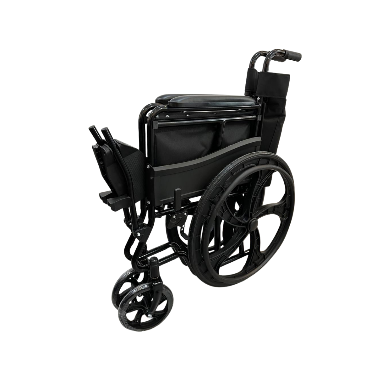 Silla de ruedas estándar FT520P de Home Care Technology con marco negro, asiento acolchado y reposabrazos ajustables.