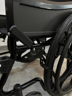 Silla de ruedas estándar FT520P de Home Care Technology, marco metálico y asiento acolchado, vista frontal.