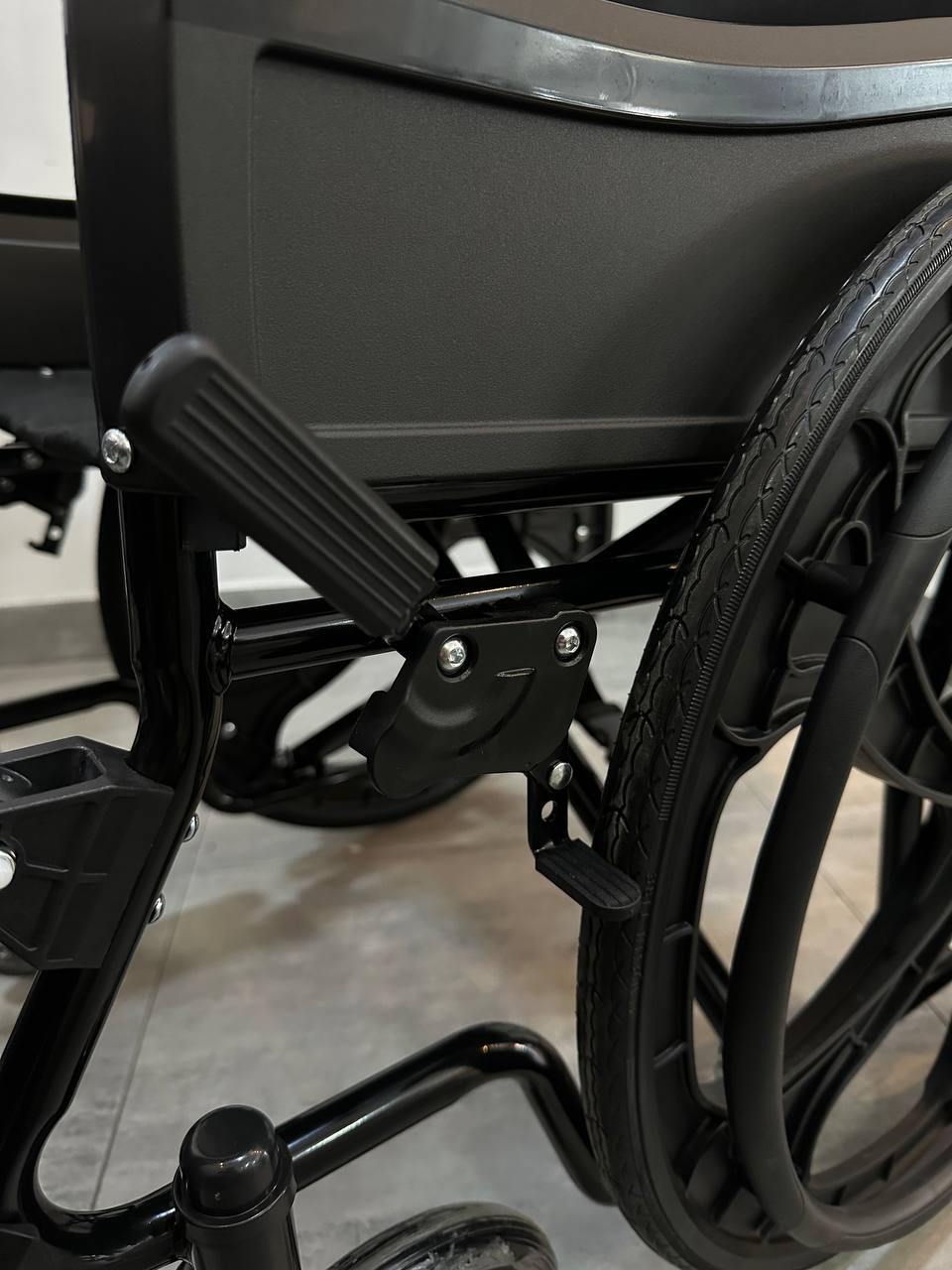 Silla de ruedas estándar FT520P de Home Care Technology, marco metálico y asiento acolchado, vista frontal.