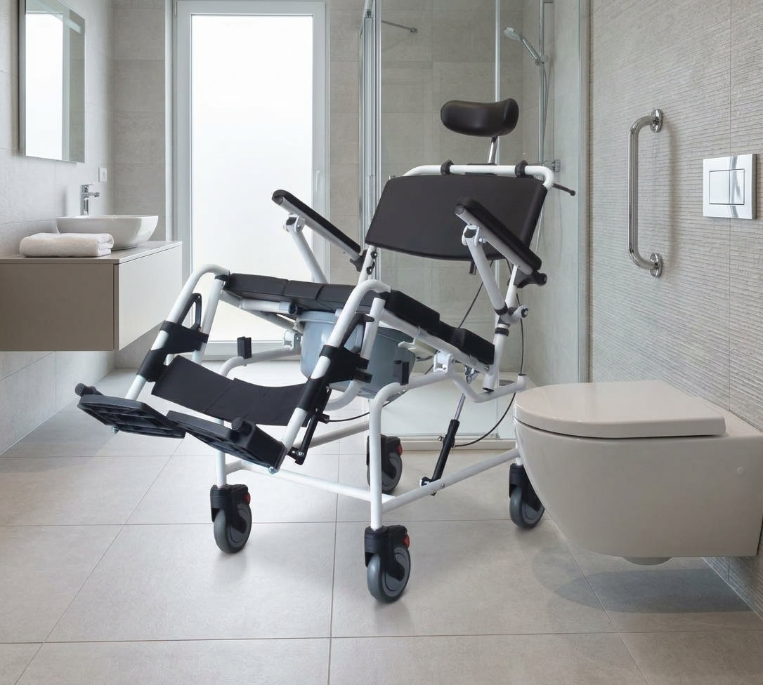 Silla sanitaria neurológica basculante Home Care Technology FS6952L en color blanco, con soporte y estructura robusta para cuidado. Imagen principal del producto
