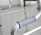 Maniguetas de caminador doble apoyo Home Care Technology KP1816L19 en color plateado, con agarres ergonómicos para mayor estabilidad.