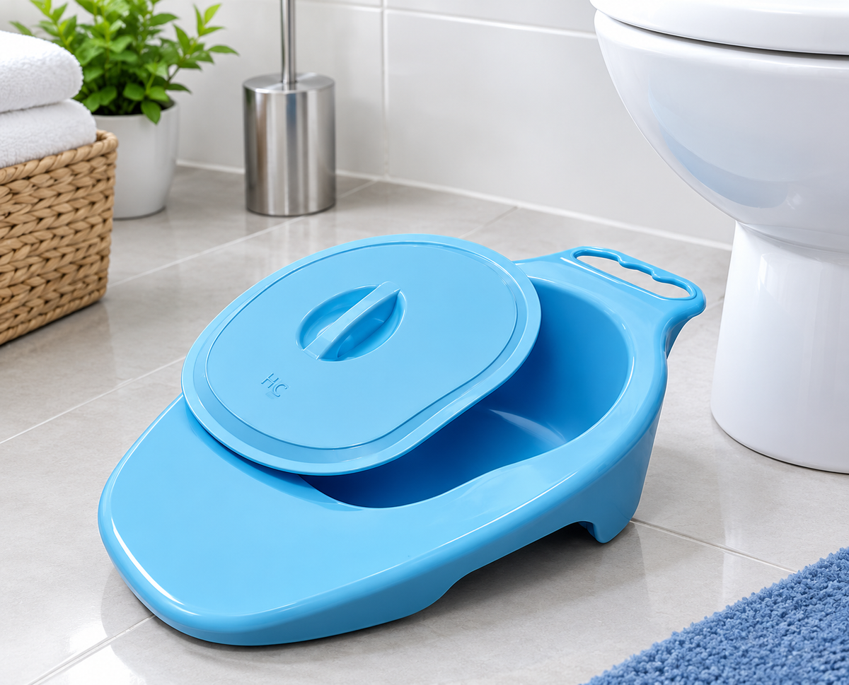 Pato coprológico tipo pala en plástico azul de Home Care Technology, ayuda sanitaria para higiene personal en baño moderno. Imagen principal del producto