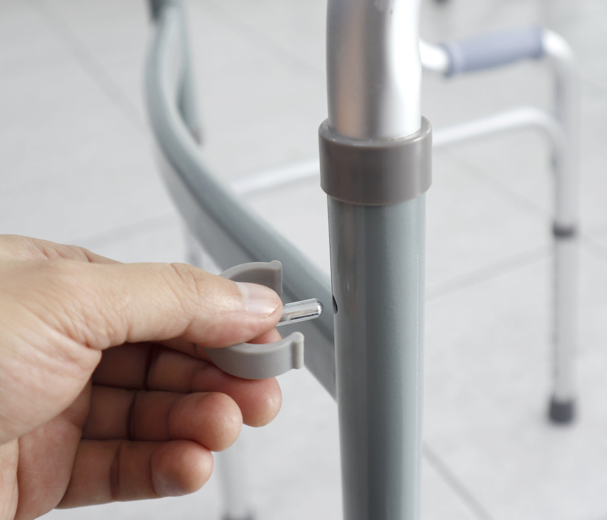Caminador doble apoyo plata Home Care Technology, estructura resistente y ajustable, con mango ergonómico para mayor estabilidad.