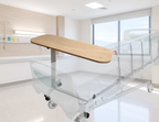 Mesa puente MP-02 de Home Care Technology, ajustable y práctica para cuidados en cama