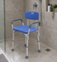 Silla de ducha azul con brazos de Home Care Technology, ayuda sanitaria moderna y resistente para facilitar la higiene personal.