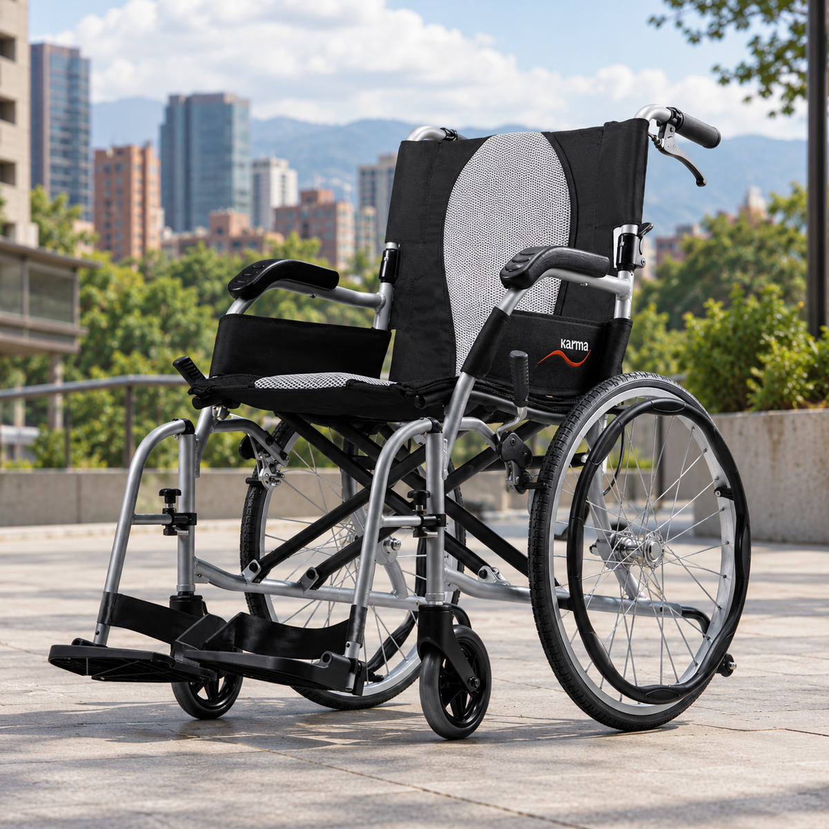 Silla de ruedas Karma Ergo Lite 2 en una plaza urbana
