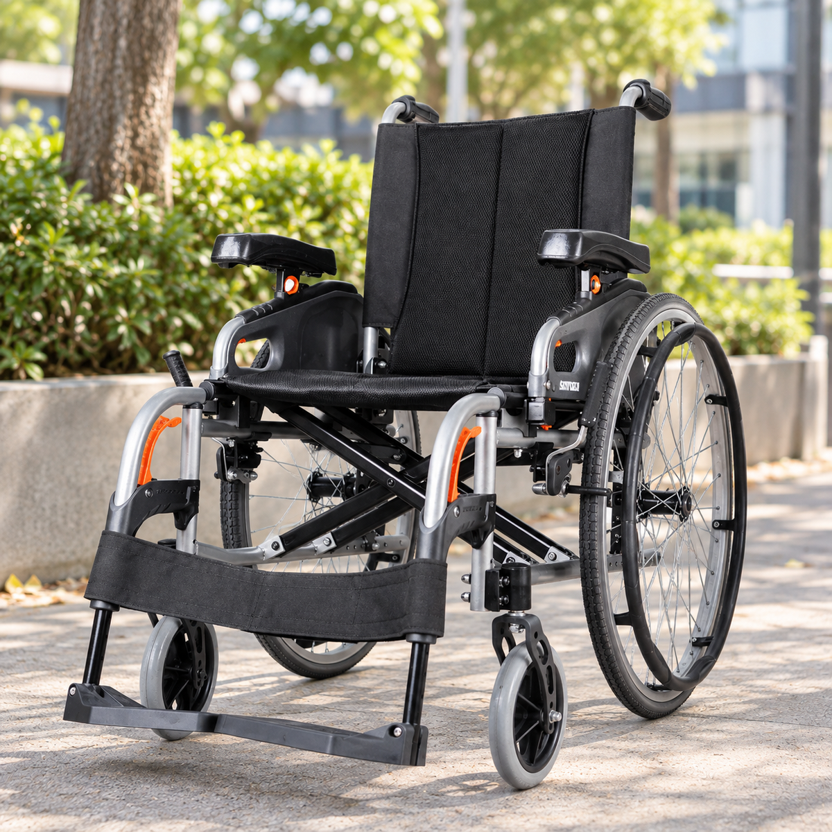 Silla de ruedas Karma Flexx sobre medida, moderna y ligera, en exterior.