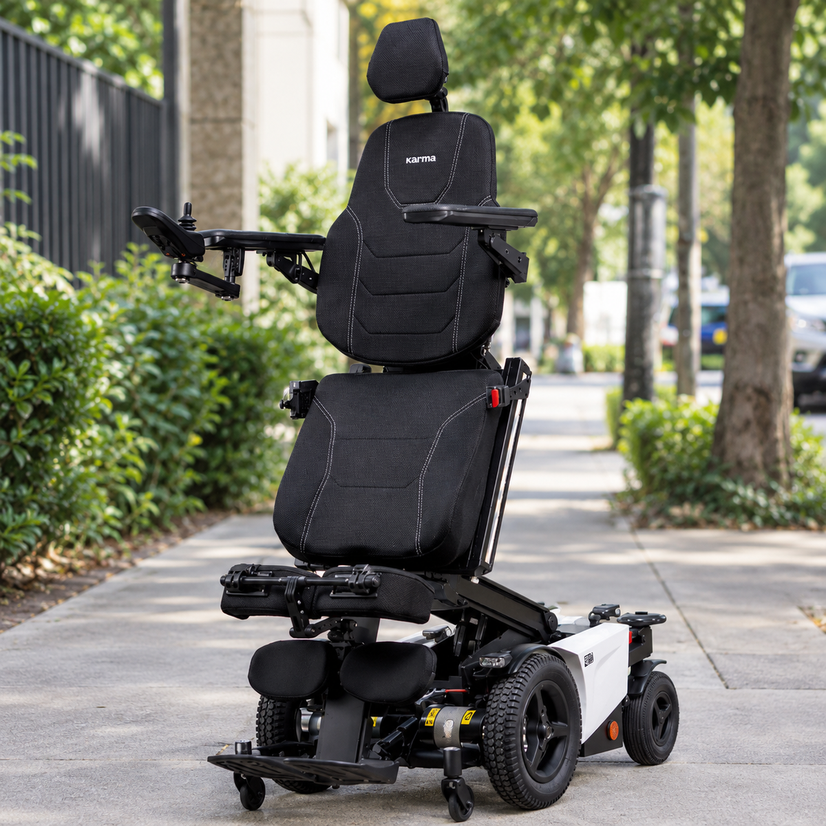 Silla de ruedas eléctrica Karma Evo Altus circulando por la ciudad