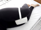 Almohada ortopédica para rodilla en espuma viscoelástica de Home Care Technology, en uso para soporte y confort.